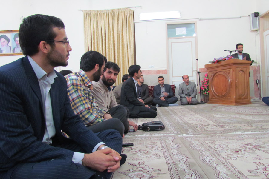 نشست اعضای مجمع مشورتی جوانان دفتر نماینده ولی‌فقیه در استان لرستان برگزار شد.