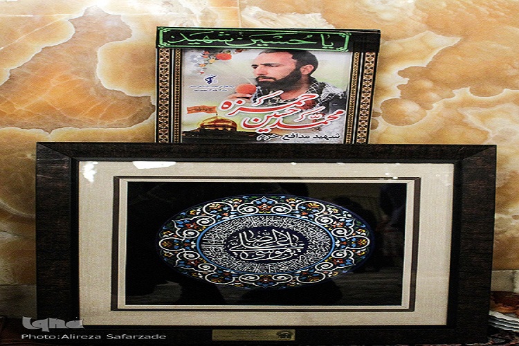در حال//تقدیر از خانواده شهدای حرم در بارگاه منور رضوی