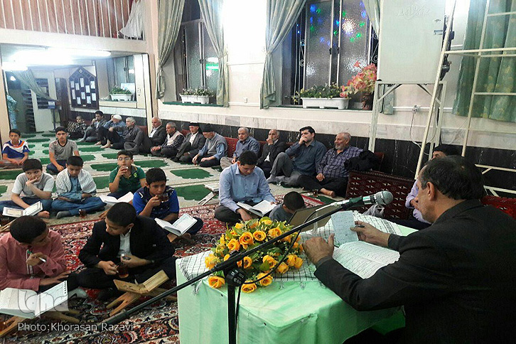 محفل انس با قرآن یادبود شهدای مدافع حرم در مشهد برگزار شد + عکس