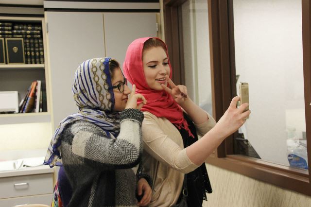 انگلیسی/ دانش‌آموزان دبیرستان آمریکایی میزبان روز حجاب شدند