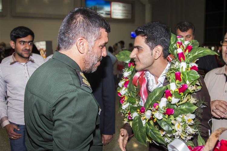 ثبت لحظات ماندگار استقبال از برترین حافظ کل قرآن جهان/ شوری که در همدلی‌ها به اوج رسید