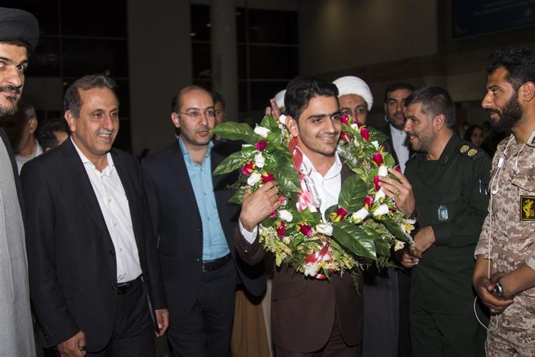 ثبت لحظات ماندگار استقبال از برترین حافظ کل قرآن جهان/ شوری که در همدلی‌ها به اوج رسید