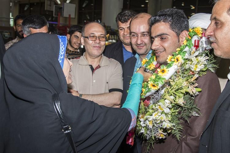 ثبت لحظات ماندگار استقبال از برترین حافظ کل قرآن جهان/ شوری که در همدلی‌ها به اوج رسید