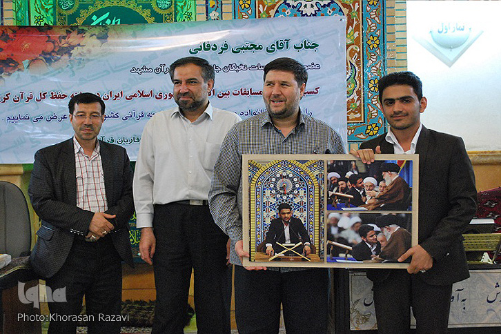 مراسم تقدیر از نخبه قرآنی کشور در جلسه نخبگان جامعه قاریان قرآن مشهد برگزار شد