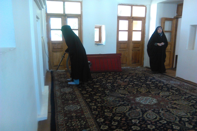 حافظان قرآن بیت امام(ره) در خمین را غبار روبی کردند حافظان قرآن بیت امام(ره) در خمین را غبار روبی کردند