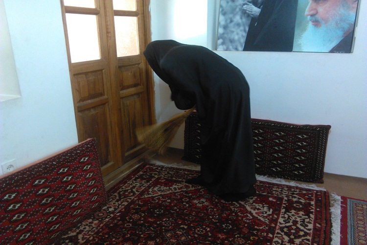 حافظان قرآن بیت امام(ره) در خمین را غبار روبی کردند حافظان قرآن بیت امام(ره) در خمین را غبار روبی کردند
