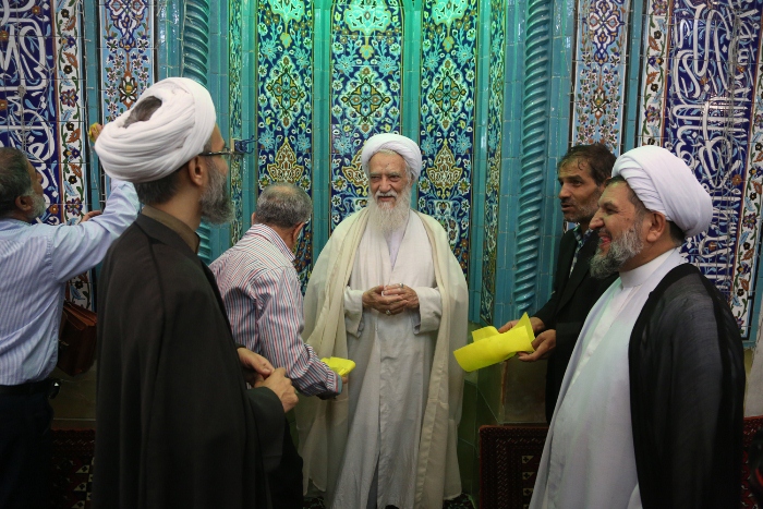 مسجد شهرک محلاتی با حضور آیت‌الله موحدی کرمانی غبارروبی شد