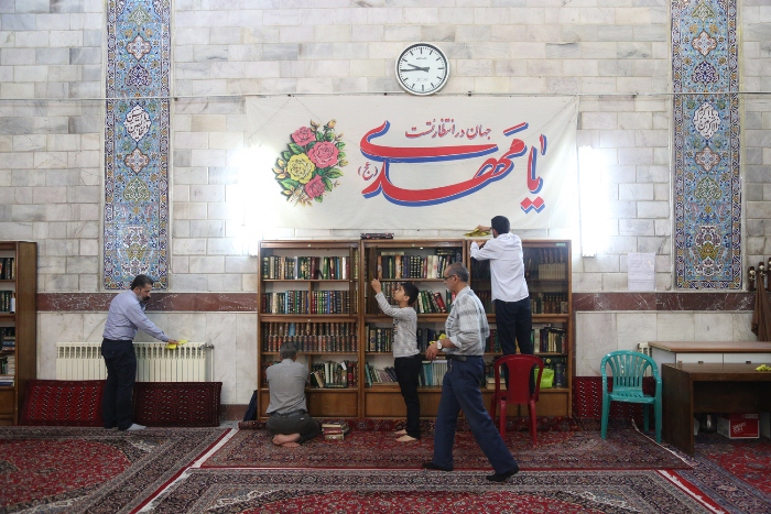 مسجد شهرک محلاتی با حضور آیت‌الله موحدی کرمانی غبارروبی شد