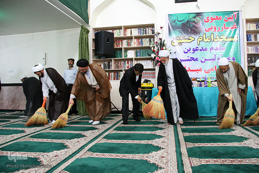 غبارروبی مسجد به امید زدودن غبار از دل