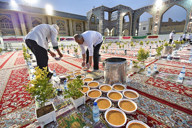 بزرگترین سفره جهان طرح اکرام رضوی در جوار هشتمین خورشید