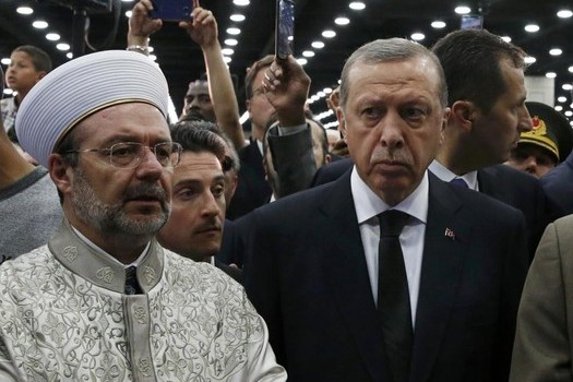 مخالفت با قرآن‌خواندن اردوغان در تشییع «محمد علی»