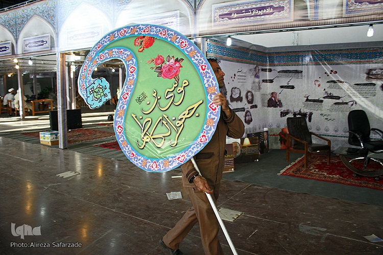 در حال عکس//آغاز به کار یازدهمین نمایشگاه قرآن مشهد با چراغ خاموش/ نمایشی آرام و بی صدا