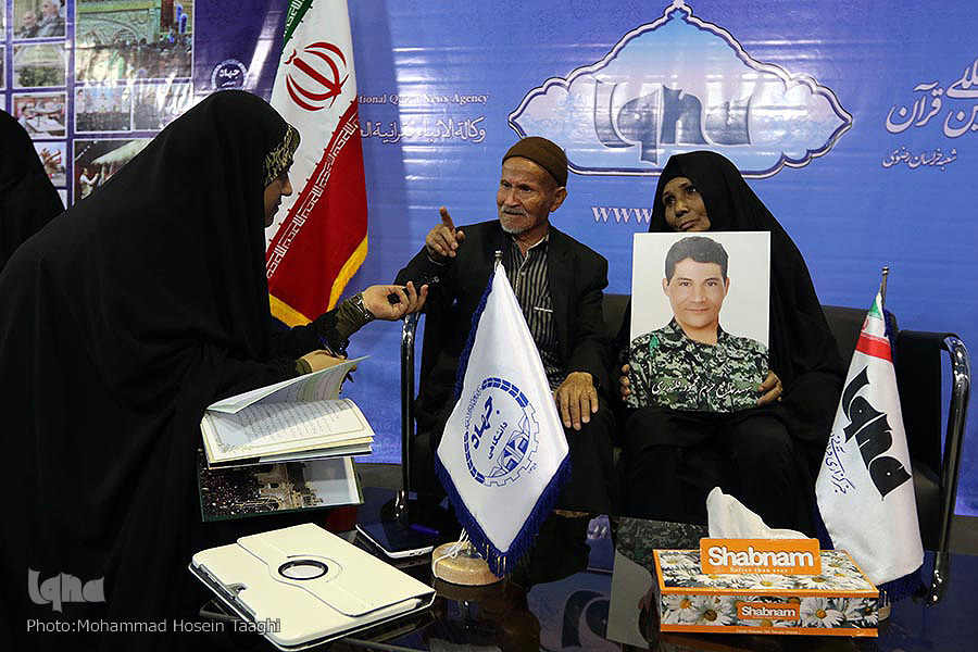 حضور خانواده شهید مدافع حرم در غرفه خبرگزاری ایکنا حضور خانواده شهید مدافع حرم در غرفه خبرگزاری ایکنا