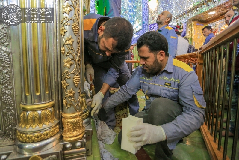 غبارروبی و جلادهی ضریح مطهر علوی