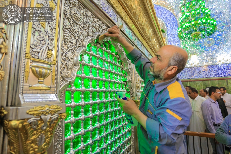 غبارروبی و جلادهی ضریح مطهر علوی
