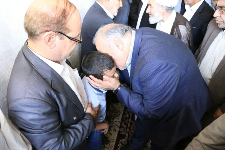 دیدار استاندار لرستان با خانواده شهید مدافع حرم در کوهدشت