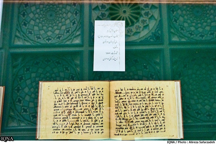 زارع عکسای این بخشو نگرفته، پس من از عکسای آرشیوی خودم از این قرآنهای ائمه استفاده کردم//نمایش ماکت‌های قرآنی مزین به دست‌خط ائمه(ع)
