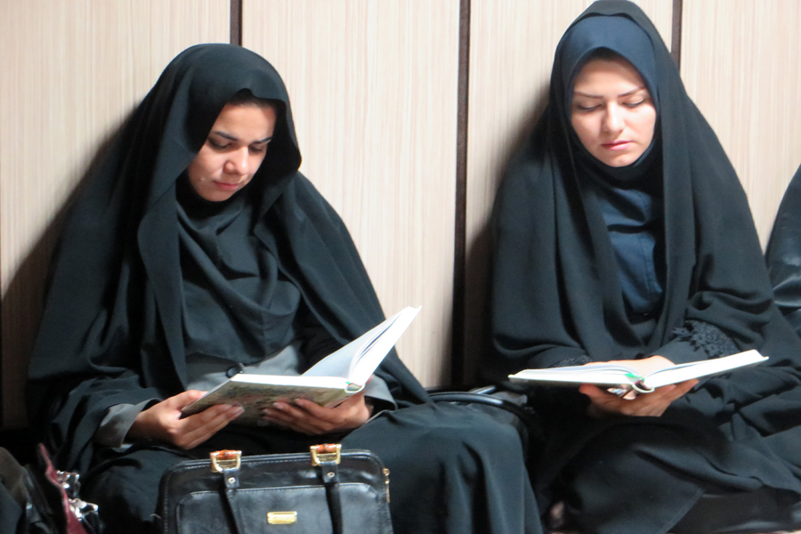 برگزاری برنامه جزءخوانی قرآن در امور مالیاتی لرستان + عکس