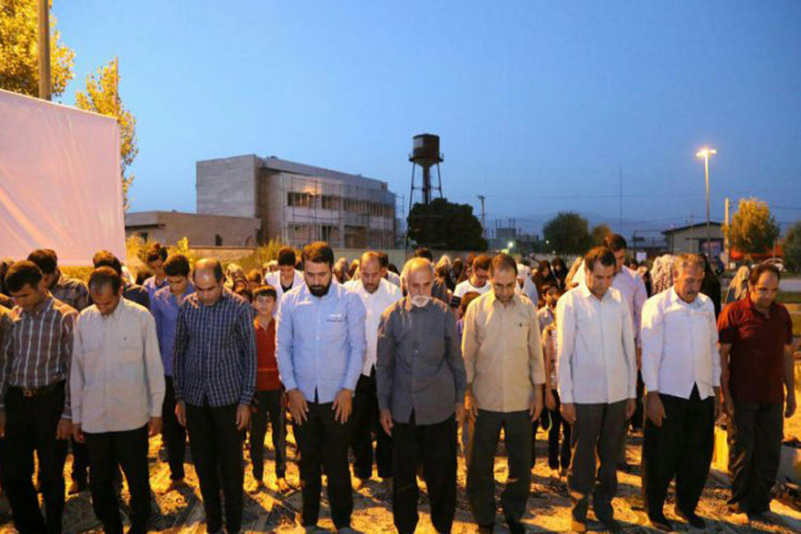 اقامه نماز جماعت در پارک مهرگان کوهدشت + عکس