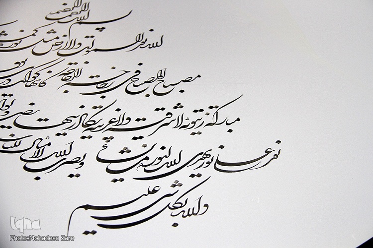 اهالی هنر با قلم‌های خود کتابت بندگی آفریدند/ آفرینشی از اهالی هنر در کتابت بندگی/ دورهمی خوشنویسان خراسانی در کتابت بندگی