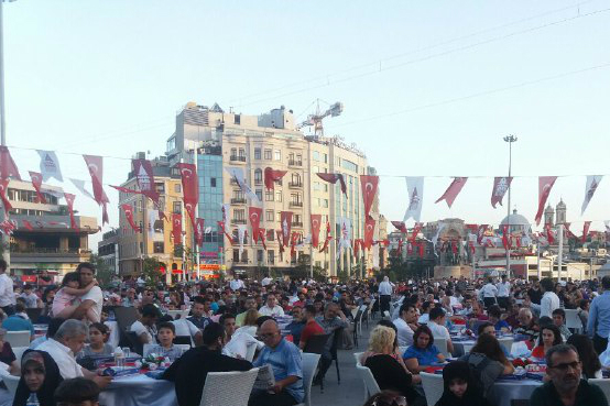 گروه تواشیح «مشکات» در میدان تقسیم استانبول + عکس
