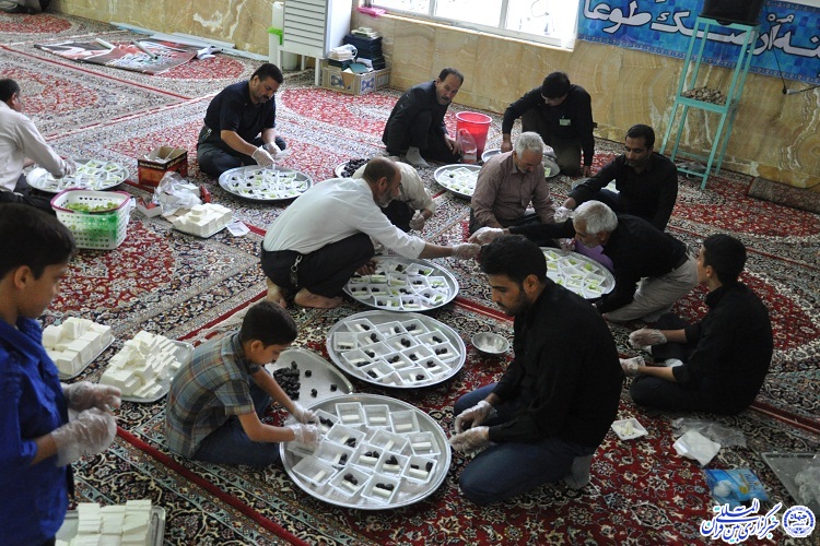 سفره‌ای به وسعت آسمان، میزبان زائران و مجاوران امامزادگان کاشمر+عکس
