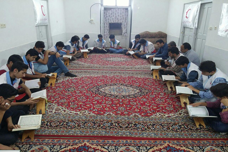 شرکت جوانان هلال‌احمر بافق در مراسم جزخوانی قرآن+عکس