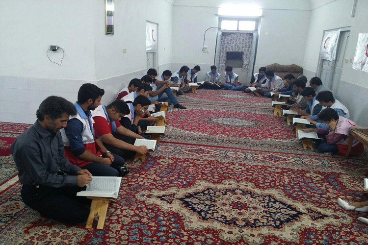 شرکت جوانان هلال‌احمر بافق در مراسم جزخوانی قرآن+عکس