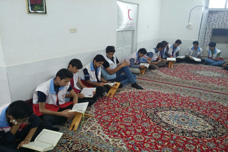 شرکت جوانان هلال‌احمر بافق در مراسم جزخوانی قرآن+عکس