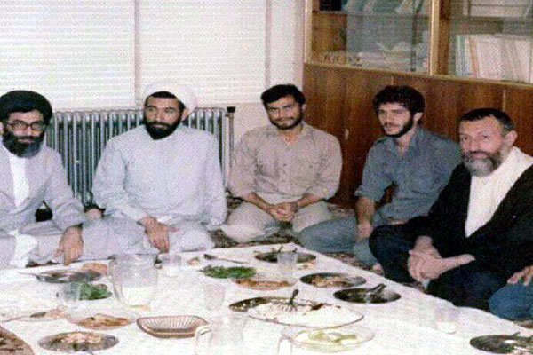 آیت‌الله بهجت در ۱۴ سالگی/ تصویر رهبر با شهید بهشتی و شهید باهنر/ گروه تواشیح صف در سال 1370