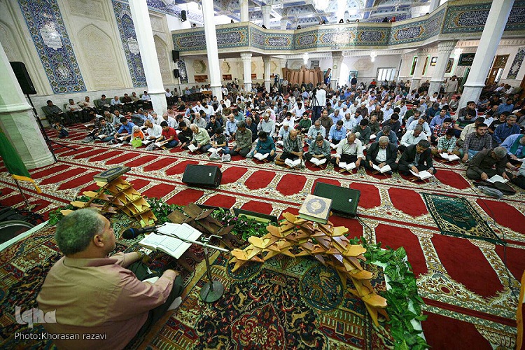 تجلیل از قاری قرآن در محفل انس با قرآن تجلیل از قاری قرآن در محفل انس با قرآن