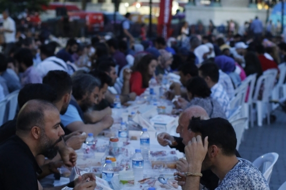 سفره افطار روزهداران برای غیرمسلمانان در کالیفرنیا سفره افطار روزهداران برای غیرمسلمانان در کالیفرنیا
