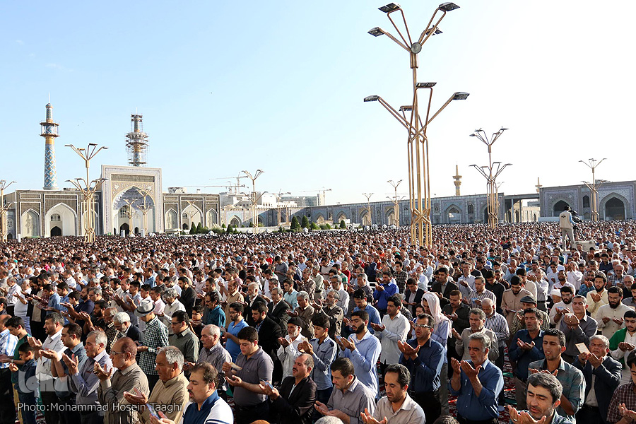 نماز عید فطر در بارگاه منور رضوی اقامه شد + عکس