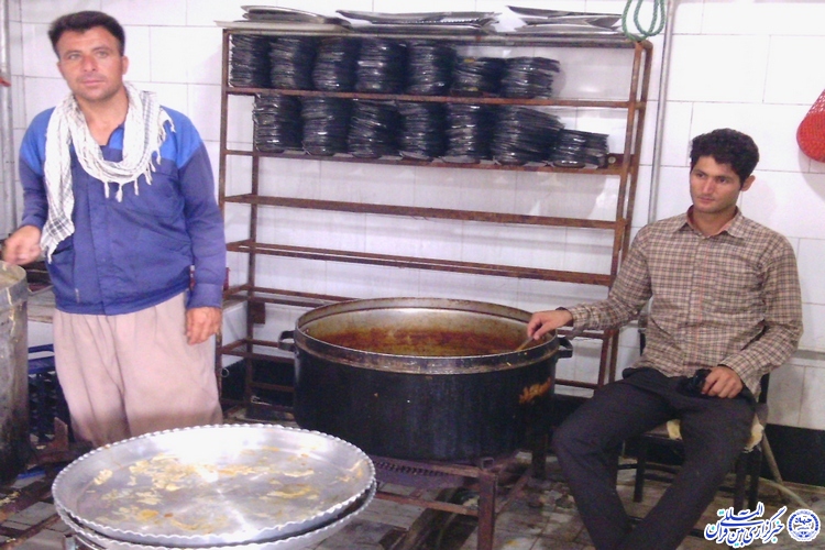 پخت حلیم چند هزار نفری به برکت ماه رمضان در خوشاب