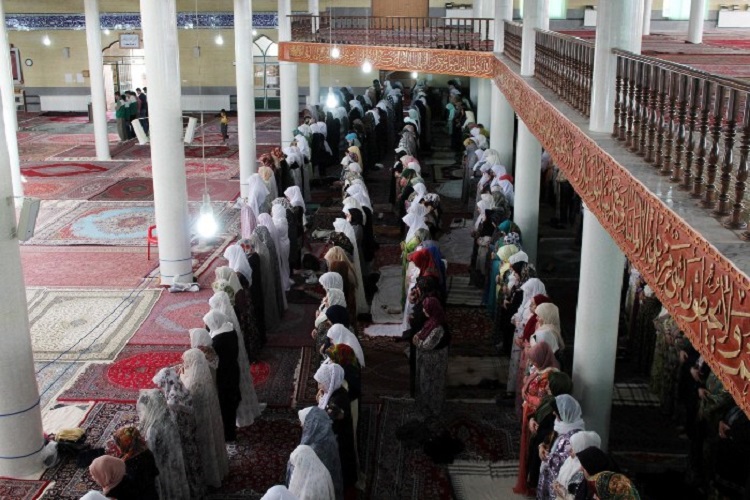 برپایی باشکوه نماز عید سعید فطردر مساجد و حسینیه‌ سنندج