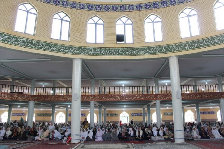 برپایی باشکوه نماز عید سعید فطردر مساجد و حسینیه‌ سنندج