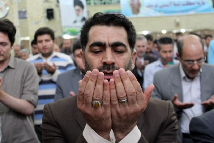 برپایی باشکوه نماز عید سعید فطردر مساجد و حسینیه‌ سنندج + عکس