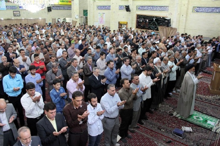 برپایی باشکوه نماز عید سعید فطردر مساجد و حسینیه‌ سنندج + عکس