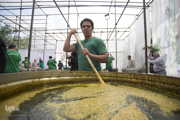 پخت و توزیع 14 تن آش نذری در کرج