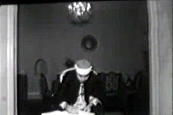 مصطفی اسماعیل در حال نگارش آیاتی از قرآن کریم + فیلم
