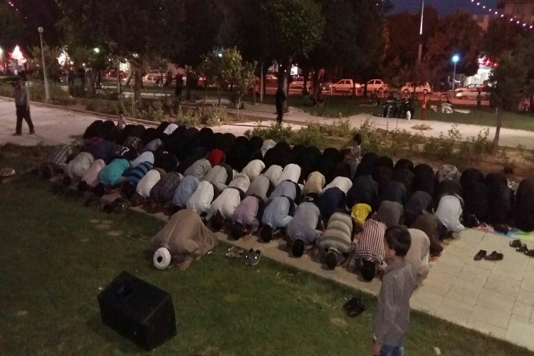 نماز جماعت در پارکهای خمین اقامه میشود نماز جماعت در پارکهای خمین اقامه میشود