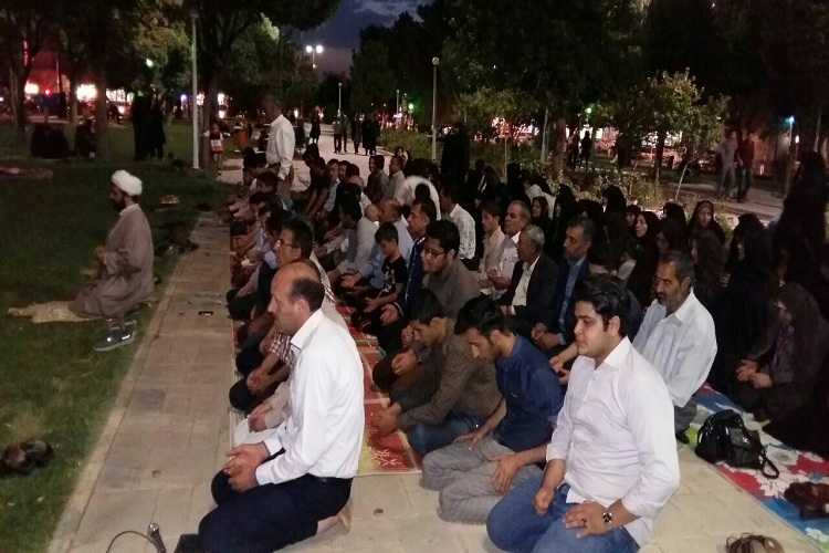 نماز جماعت در پارکهای خمین اقامه میشود نماز جماعت در پارکهای خمین اقامه میشود