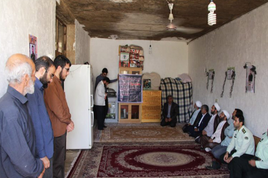 دیدار امام جمعه و مسئولان کوهدشت با خانواده شهید مدافع حرم