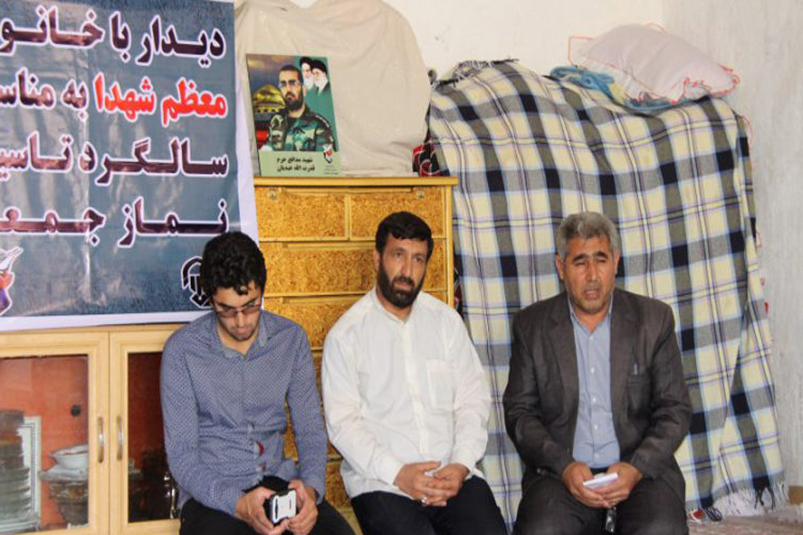 دیدار امام جمعه و مسئولان کوهدشت با خانواده شهید مدافع حرم