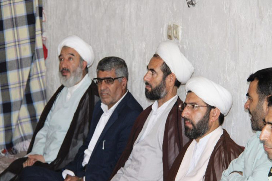 دیدار امام جمعه و مسئولان کوهدشت با خانواده شهید مدافع حرم