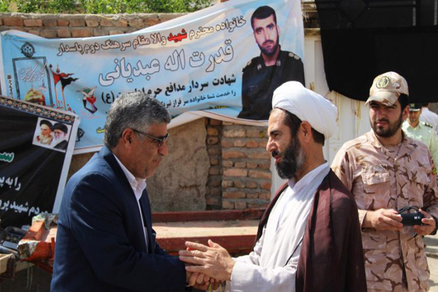 دیدار امام جمعه و مسئولان کوهدشت با خانواده شهید مدافع حرم