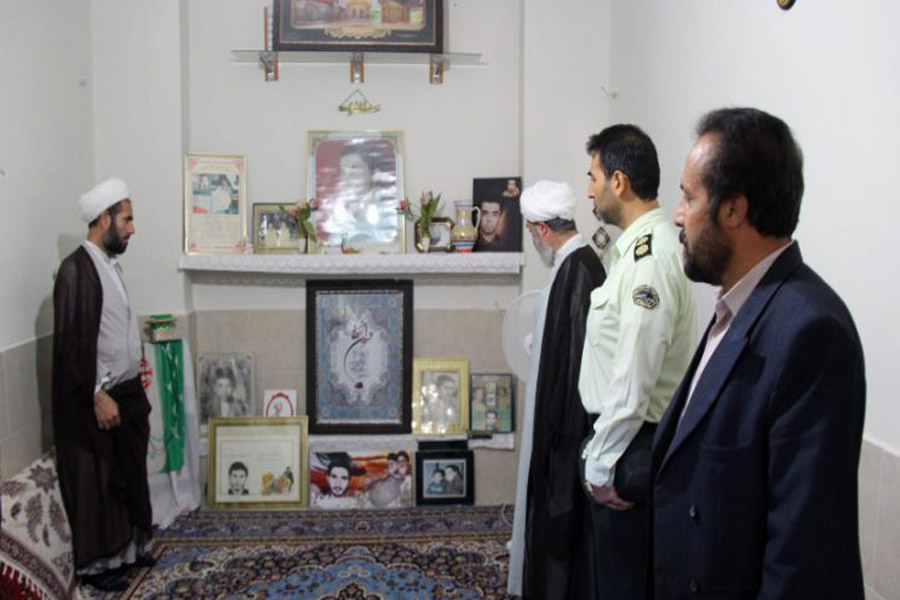 دیدار امام جمعه و مسئولان کوهدشت با خانواده شهید مدافع حرم