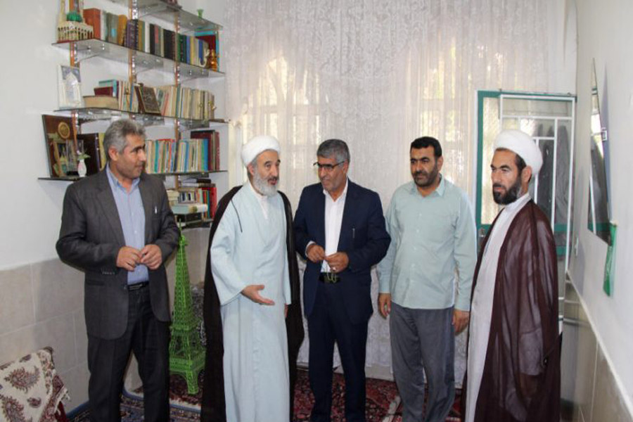 دیدار امام جمعه و مسئولان کوهدشت با خانواده شهید مدافع حرم