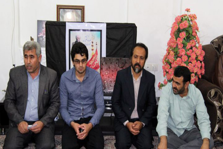 دیدار امام جمعه و مسئولان کوهدشت با خانواده شهید مدافع حرم
