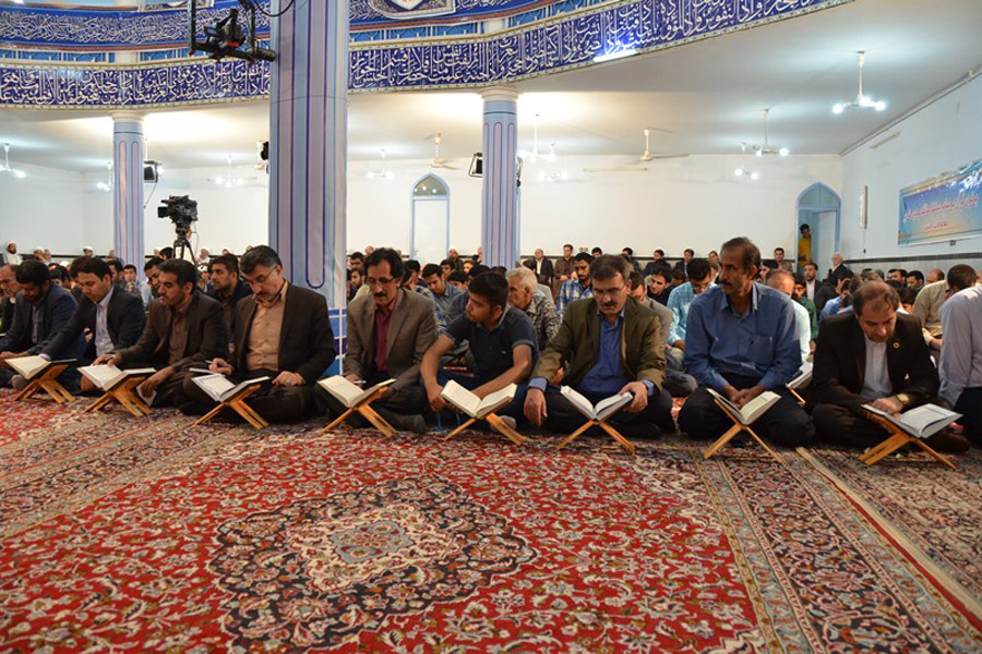 شرکت کارکنان شرکت نفت لرستان در جلسه تفسیر قرآن + عکس